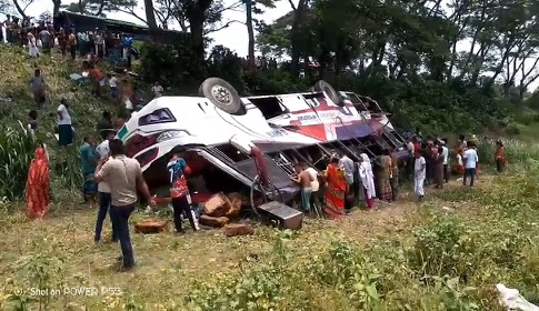 নগরকান্দায় যাত্রীবাহী বাস নিয়ন্ত্রণ হারিয়ে খাদে, আহত ১৫