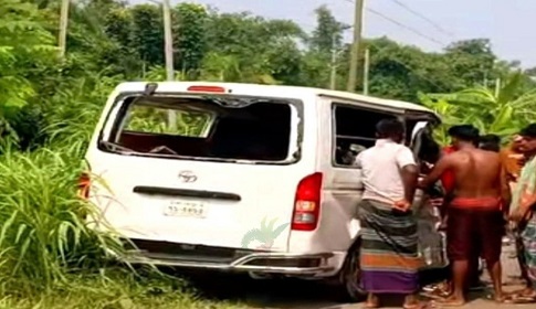 অ্যাম্বুলেন্স-বাসের মুখোমুখি সংঘর্ষে স্ত্রী ও চালক নিহত