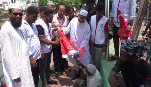 গোপালগঞ্জে সাধারণ মানুষের মাঝে পানি, ছাতা ও পাখা বিতরণ 