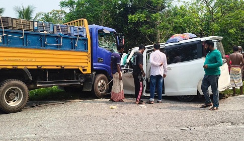 ট্রাক-মাইক্রোবাসের মুখোমুখি সংঘর্ষে দুই পুত্রকেই হারালেন প্রকৌশলী দম্পতি 