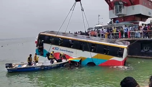 দৌলতদিয়ায় পদ্মায় বাস ডুবির ঘটনায় মামলা, চালকসহ গ্রেফতার ৩ 