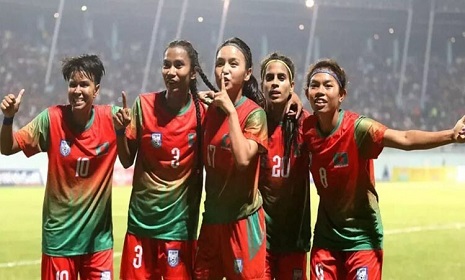 শিরোপা হাতছাড়া হওয়ার পর আগের সাফ জেতা পুরস্কার পেলেন নারী ফুটবলাররা
