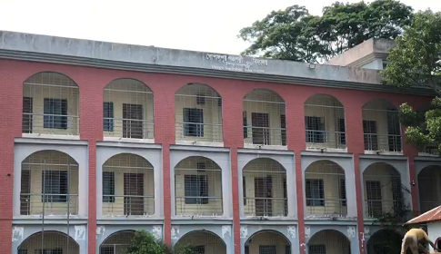 টুঙ্গিপাড়ায় বিদ্যালয়ের ফ্যান জানালা বিনামূল্যের বই ও খাতা বিক্রির অভিযোগ 