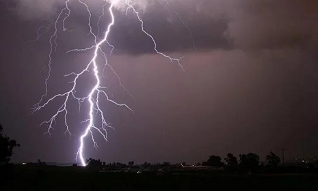 নড়াইলে মাঠে গরুকে পানি খাওয়াতে গিয়ে বজ্রপাতে কৃষকের মৃত্যু 
