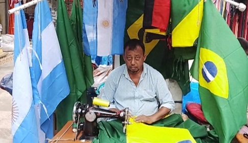 বিশ্বকাপের উন্মাদনায় জমজমাট পতাকা তৈরির ব্যবসা