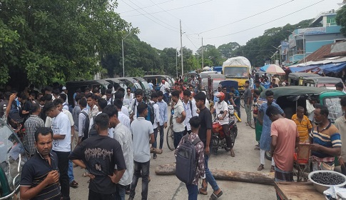 পরীক্ষা কেন্দ্র পরিবর্তনের দাবিতে টুঙ্গিপাড়ায় এইচএসসি পরীক্ষার্থীদের সড়ক অবরোধ