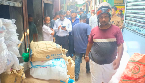 নিষিদ্ধ পলিথিন শপিং ব্যাগ বিক্রয়ের বিরুদ্ধে অভিযান, জরিমানা