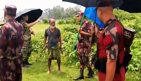 ‘আপনি গুলি চালালে আমি কী বসে থাকব?’