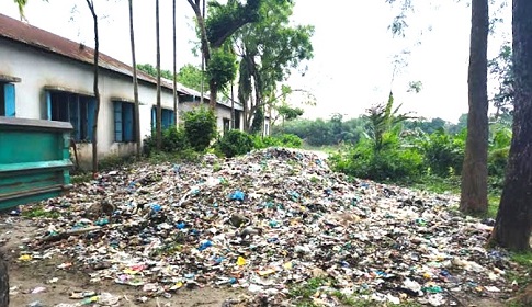 বঙ্গতাজ তাজউদ্দীন স্কুলের জানালা ঘেঁষে ময়লা, ভোগান্তিতে শিক্ষার্থীরা