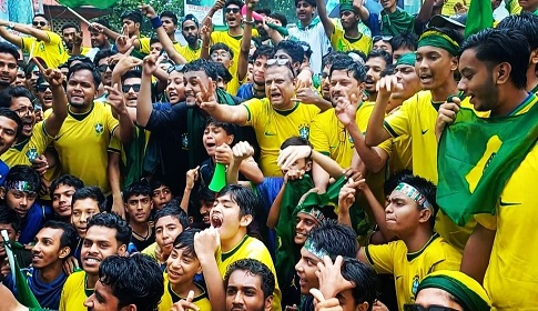 দিনাজপুরে বৃষ্টি উপেক্ষা ব্রাজিল সমর্থকদের বর্ণিল শোভাযাত্রা