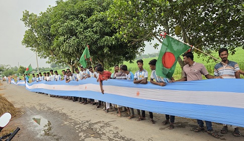 চাটমোহরে সাড়া ফেলেছে ২০২২ ফুট দৈর্ঘ্যের আর্জেন্টিনার পতাকা