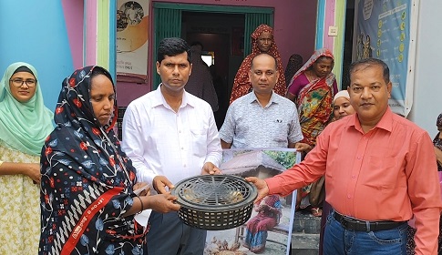 ফরিদপুরে প্রান্তিক খামারিদের মাঝে ব্র্যাকের মুরগির বাচ্চা বিতরণ