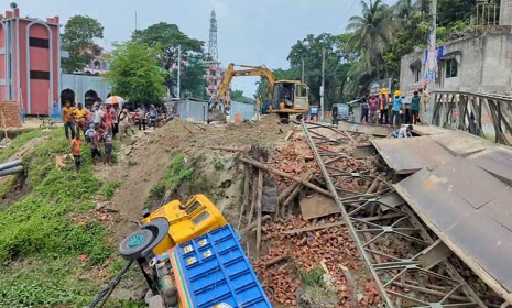 গোপালগঞ্জে বেইলী ব্রিজ ভেঙ্গে ট্রাক খালে, ভোগান্তি চরমে