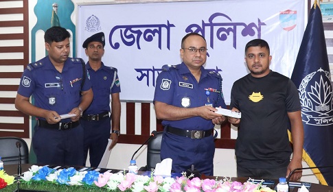 সাতক্ষীরায় উদ্ধারকৃত মোবাইল ও বিকাশের টাকা প্রকৃত মালিকদের নিকট হস্তান্তর