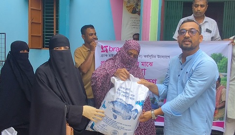 সালথায় ব্র্যাকের উদ্যোগে প্রান্তিক খামারিদের মাঝে বিনামূল্যে মাছের পোনা বিতরণ ও প্রশিক্ষণ