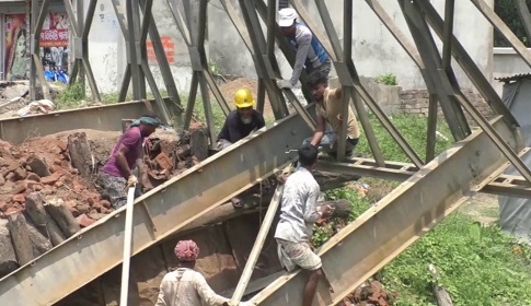 গোপালগঞ্জে বেইলি ব্রিজ ভেঙ্গে খালে, ভোগান্তি চরমে 