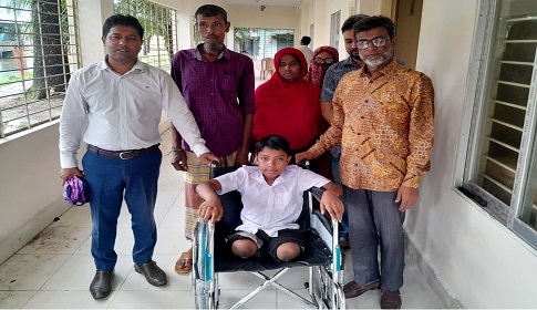 বিশেষ চাহিদাসম্পন্ন চার শিক্ষার্থী পেল হুইল চেয়ার 