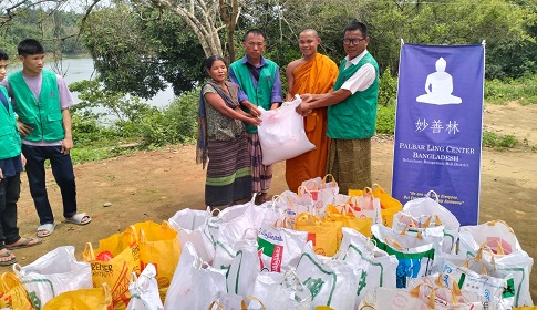 কাপ্তাইয়ে ১০০ দুস্থ পরিবারের পাশে পালবার লিং সেন্টার শিশু সদনের খাদ্যসামগ্রী বিতরণ