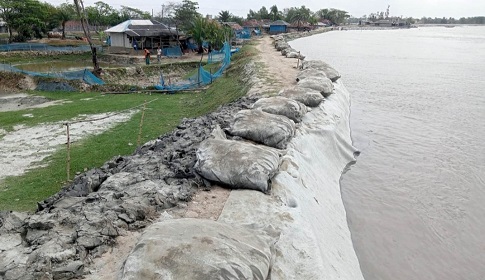 শ্যামনগর ও আশাশুনিতে পাউবো’র বেড়িবাঁধের অন্তত ৪০ পয়েন্টে ভাঙন