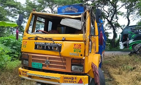 রাজৈরের টেকেরহাট বন্দরে বাঁশবোঝাই ট্রাক উল্টে চালক নিহত
