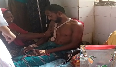কামড় দেওয়া সাপ নিয়ে হাসপাতালে যুবক 