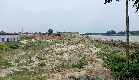 টুঙ্গিপাড়ায় রাস্তা নির্মাণে বাধা, অবরুদ্ধ ২০ পরিবার 