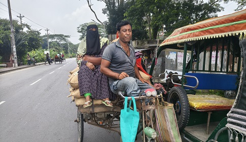 নিয়ম বহির্ভূতভাবে দুস্থ নারীদের চাল বিতরণ করছেন চেয়ারম্যান, জানেন না কর্মকর্তারা 