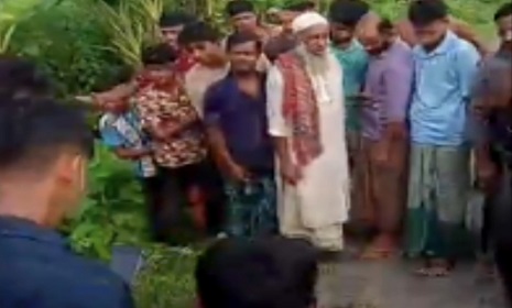সালথায় রাস্তার পাশেই পড়ে ছিলো যুবকের মরদেহ 