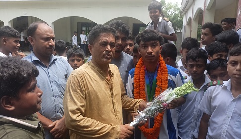 অনূর্ধ্ব-১৭ ফুটবলে জাতীয় পর্যায়ে জেলা চ্যাম্পিয়ন ফারদিনকে ফুলেল সংবর্ধনা