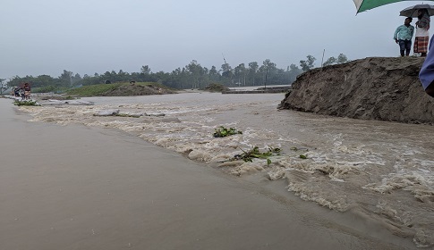 দুধকুমার নদের বাঁধ ভেঙে লোকালয়ে পানি, ২০ গ্রামের মানুষ পানিবন্দী