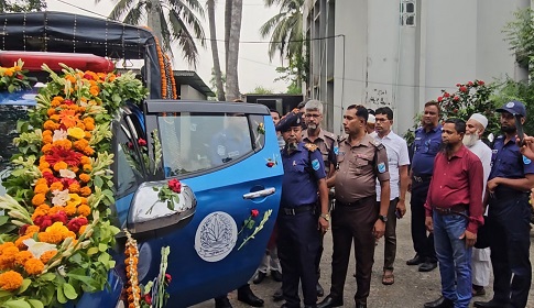 ফুল দিয়ে সাজানো ওসির গাড়িতে করে অবসরে গেলেন এসআই