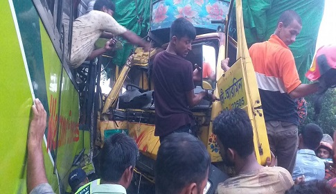 নগরকান্দায় বাস-ট্রাকের মুখোমুখি সংঘর্ষ, ট্রাক চালক আহত