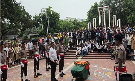 চিরনিদ্রায় শায়িত মুস্তাফা মনোয়ার