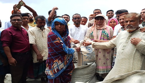 কুড়িগ্রামে বন্যার্তদের মাঝে খাবার তুলে দিলো প্রশাসন