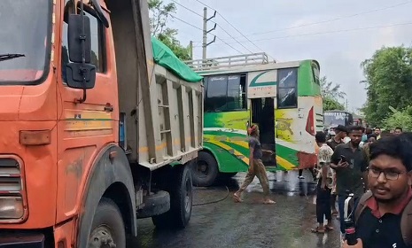 রাজবাড়ীতে বাস-পিকআপের মুখোমুখি সংঘর্ষে চালক নিহত