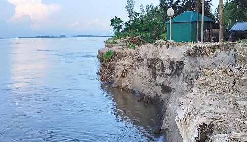 কুড়িগ্রামে দুধকুমার নদীর ভাঙন আতঙ্কে দিশেহারা তিন শতাধিক পরিবার
