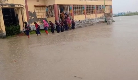 শ্যামনগরে বিদ্যালয়ের মাঠে জলাবদ্ধতা, শিক্ষার্থীদের দুর্ভোগ