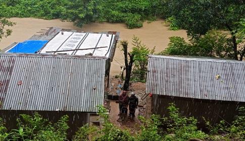 ঝুঁকিপূর্ণ বসতি, অচল জীবন: কাপ্তাইয়ে ঝিরির ঢল ও পাহাড় ধসের আতঙ্ক