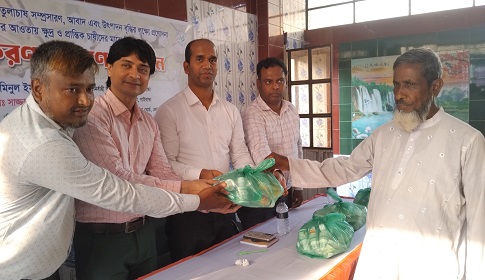পলাশবাড়ীতে ক্ষুদ্র ও প্রান্তিক কৃষকদের মাঝে তুলা চাষের উপকরণ বিতরণ