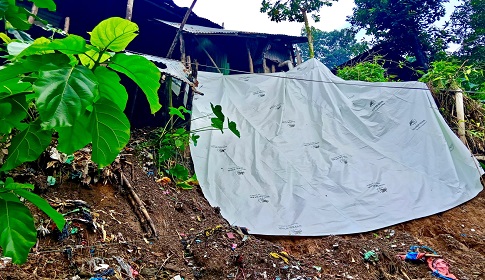 রিটার্নিং ওয়াল না থাকায় সড়ক ও বসতভিটা ধসের মুখে