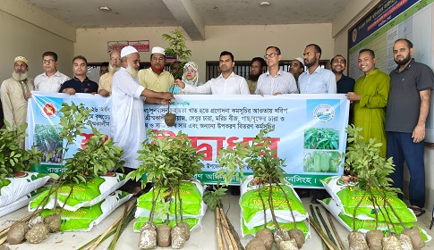 ফুলপুরে বিনামূল্যে গাছের চারা বিতরণ ও সার বিতরণ 
