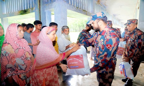 পাহাড় ধসে আশ্রয়হীন মানুষের পাশে ৪১ বিজিবি, দুর্গতদের মুখে হাসি ফোটাল ওয়াগ্গাছড়া জোন