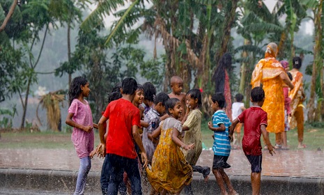 বৃষ্টির সময় নিরাপদে থাকতে যা করবেন