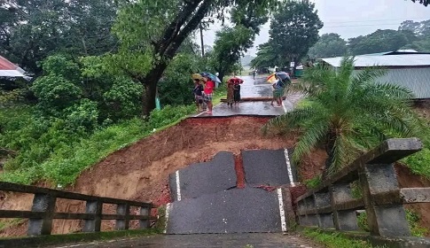 রাঙ্গামাটি-বান্দরবান সড়কে সেতু ধ্বস: দুই জেলার সরাসরি যোগাযোগ বিচ্ছিন্ন