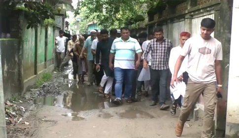 গোপালগঞ্জ পৌরসভার জলাবদ্ধ ও ক্ষতিগ্রস্ত সড়ক পরিদর্শন করলেন এমপি বাবর