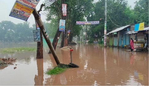 টানা বৃষ্টিতে সাতক্ষীরা শহরের নিম্নাঞ্চল প্লাবিত