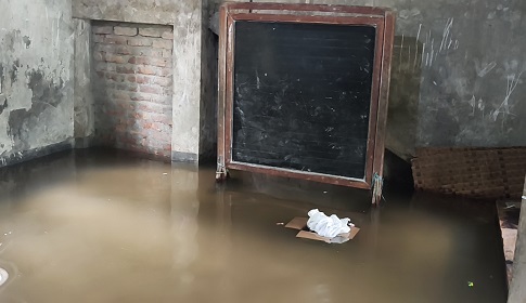 শ্রেণিকক্ষে হাঁটু পানি, ৪ দিন বন্ধ পড়াশোনা 