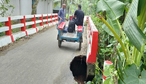 ভারী বৃষ্টিতে সড়কে ধস, ঝুঁকি নিয়ে চলছে যানবাহন