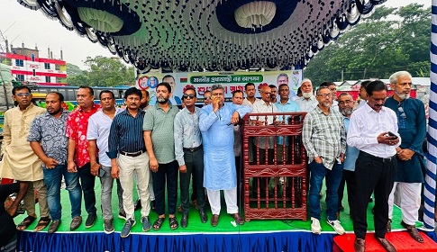 গাড়ি বহর থেকে হাত নেড়ে নেতাকর্মীদের অভিবাদন জানালেন প্রধানমন্ত্রী তারেক রহমান