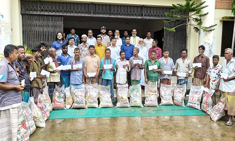 ফুলপুরে ঋষিদের মাঝে নগদ অর্থ ও খাদ্য সামগ্রী বিতরণ 
